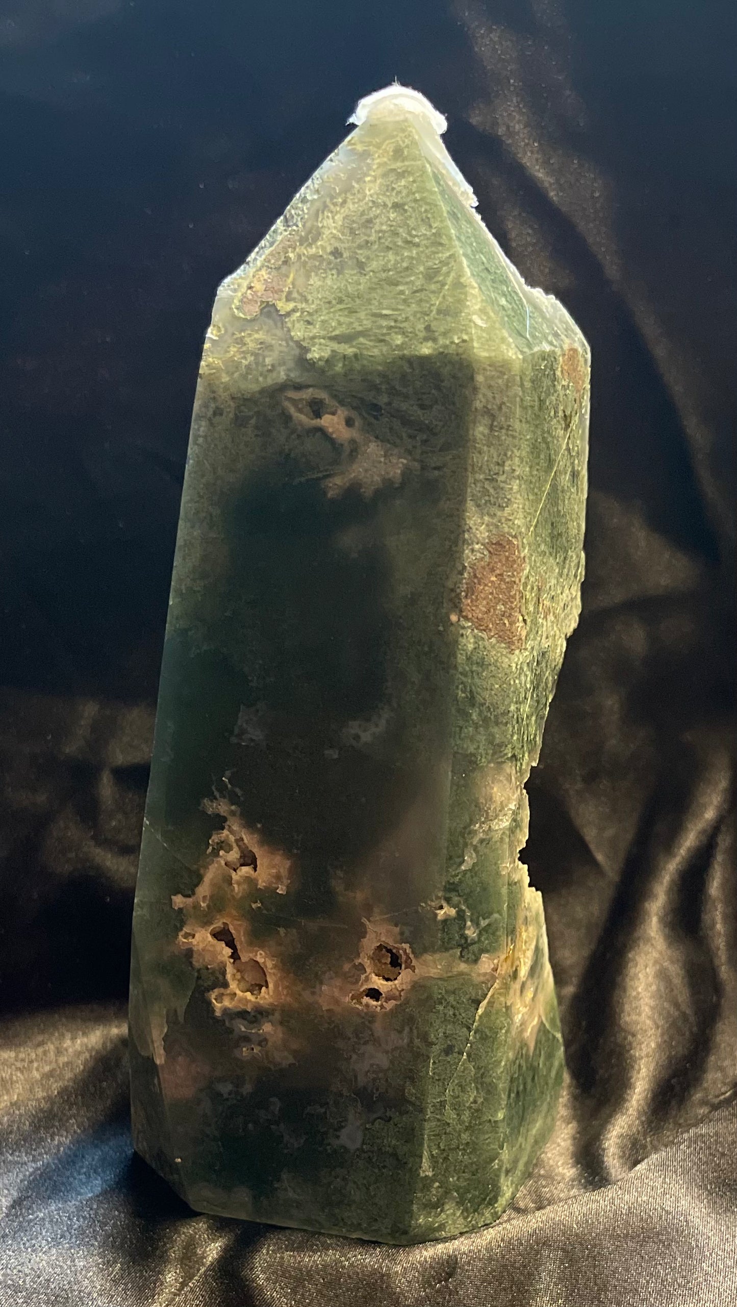 Moss Agate Druzy crystal tower, a close view of its surface